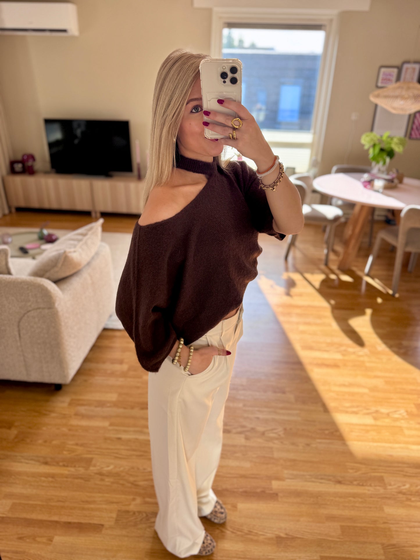 Cut out shoulder knit - bruin