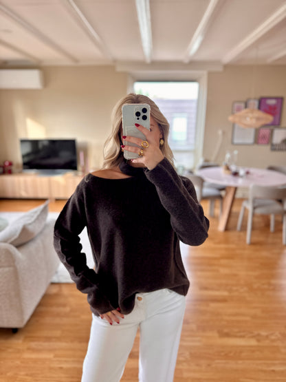 Cut out shoulder knit long- bruin