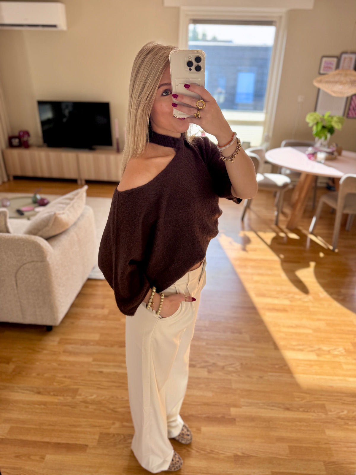 Cut out shoulder knit - bruin